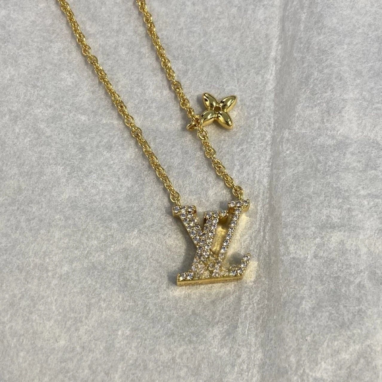 Louis Vuitton LV Flower Pendant Necklace Gold - 6
