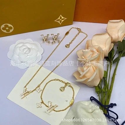 Louis Vuitton Jewelry LV Monogram Pendant Necklace product detail image 3