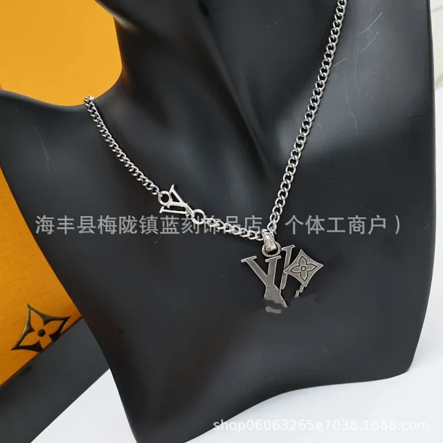 Louis Vuitton Jewelry LV Logo Pendant Chain Necklace product detail image 3