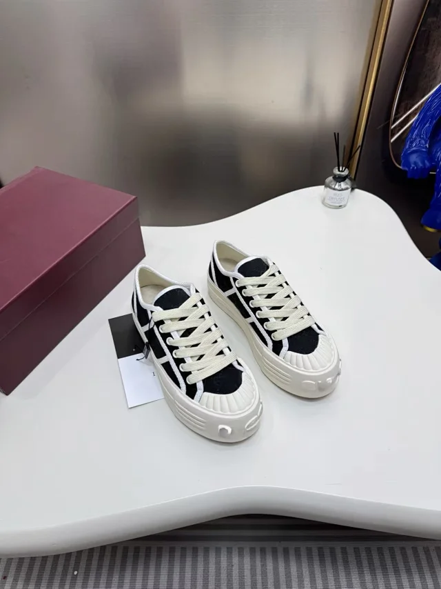Dior Low-Top Platform Lace-Up Sneakers product detail image 3