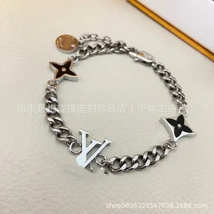 Louis Vuitton Jewelry Monogram Flower Chain product detail image 3