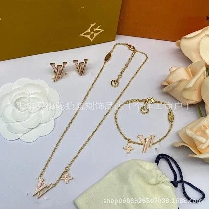 Louis Vuitton Jewelry LV Monogram Pendant Necklace product detail image 1