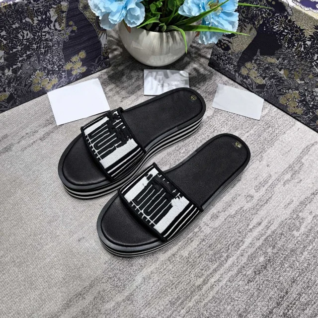 Dior Sandals Embroidered Strap Platform Slide product detail image 10