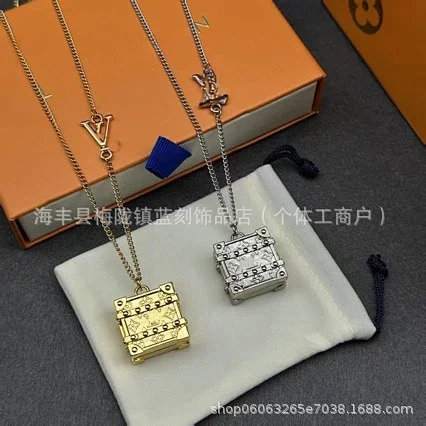 Louis Vuitton Jewelry LV Logo Pendant Necklace product detail image 1