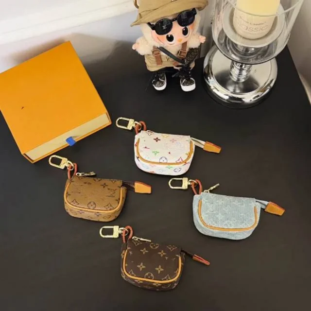 Unbranded Wallets & Card Holders Saddle-Shaped Zip Coin Purse Keychain product detail image 1