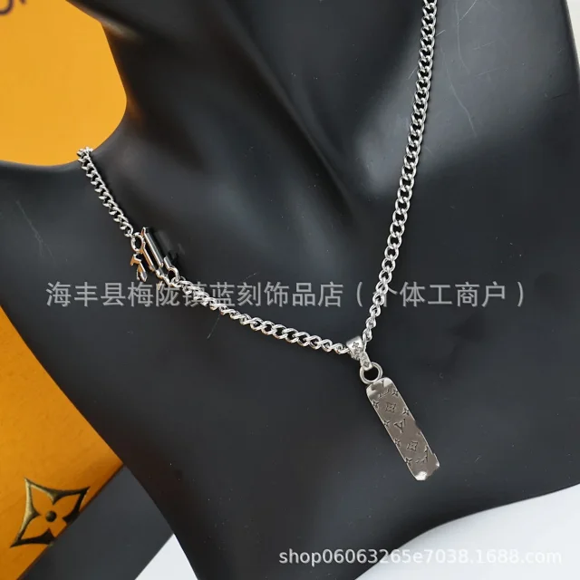 Louis Vuitton Jewelry LV Logo Pendant Chain Necklace product detail image 2