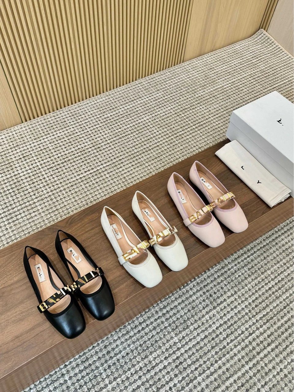 Valentino Garavani Rockstud Flat White Leather Mary Jane Shoes - 10