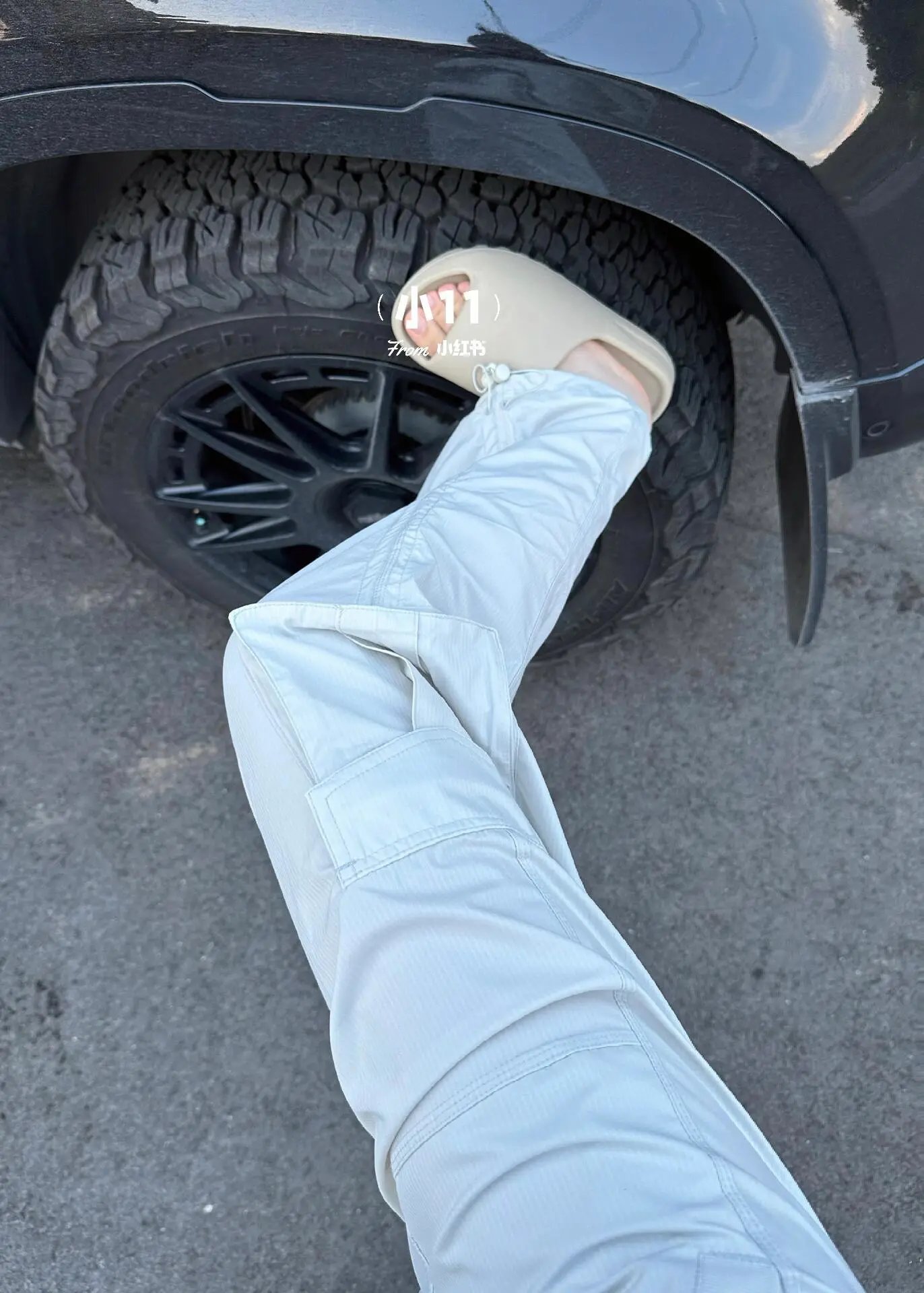 Design Cargo Pants in Off-White with Drawstring Waist and Utility Pockets - 16