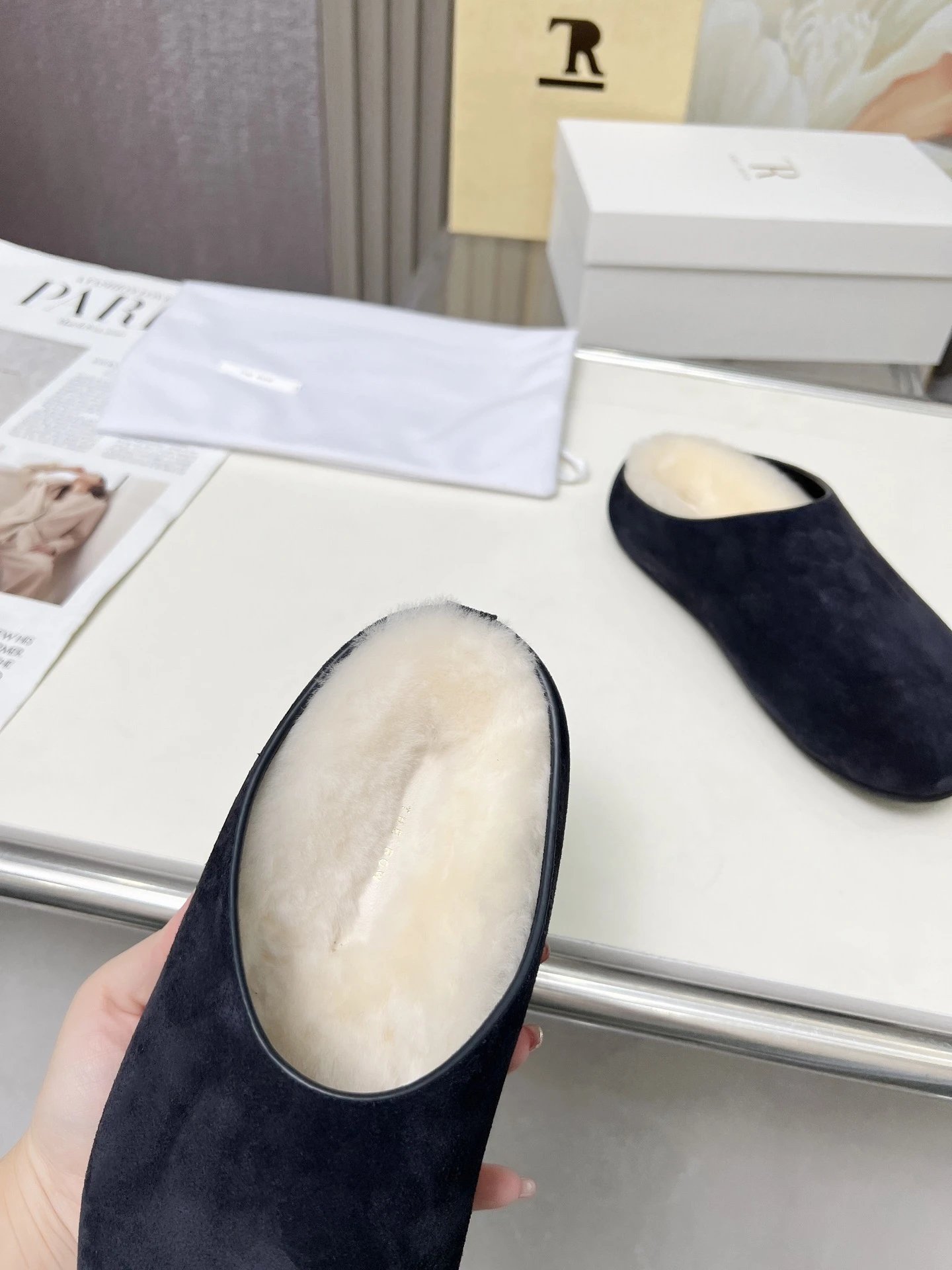 R 1970s Shearling Slippers Beige Slippers - 15