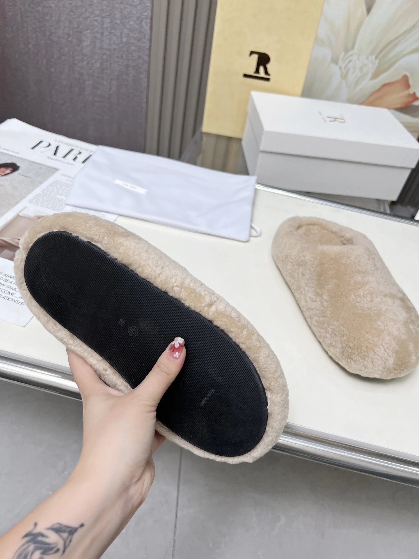 R 1970s Shearling Slippers Beige Slippers - 25