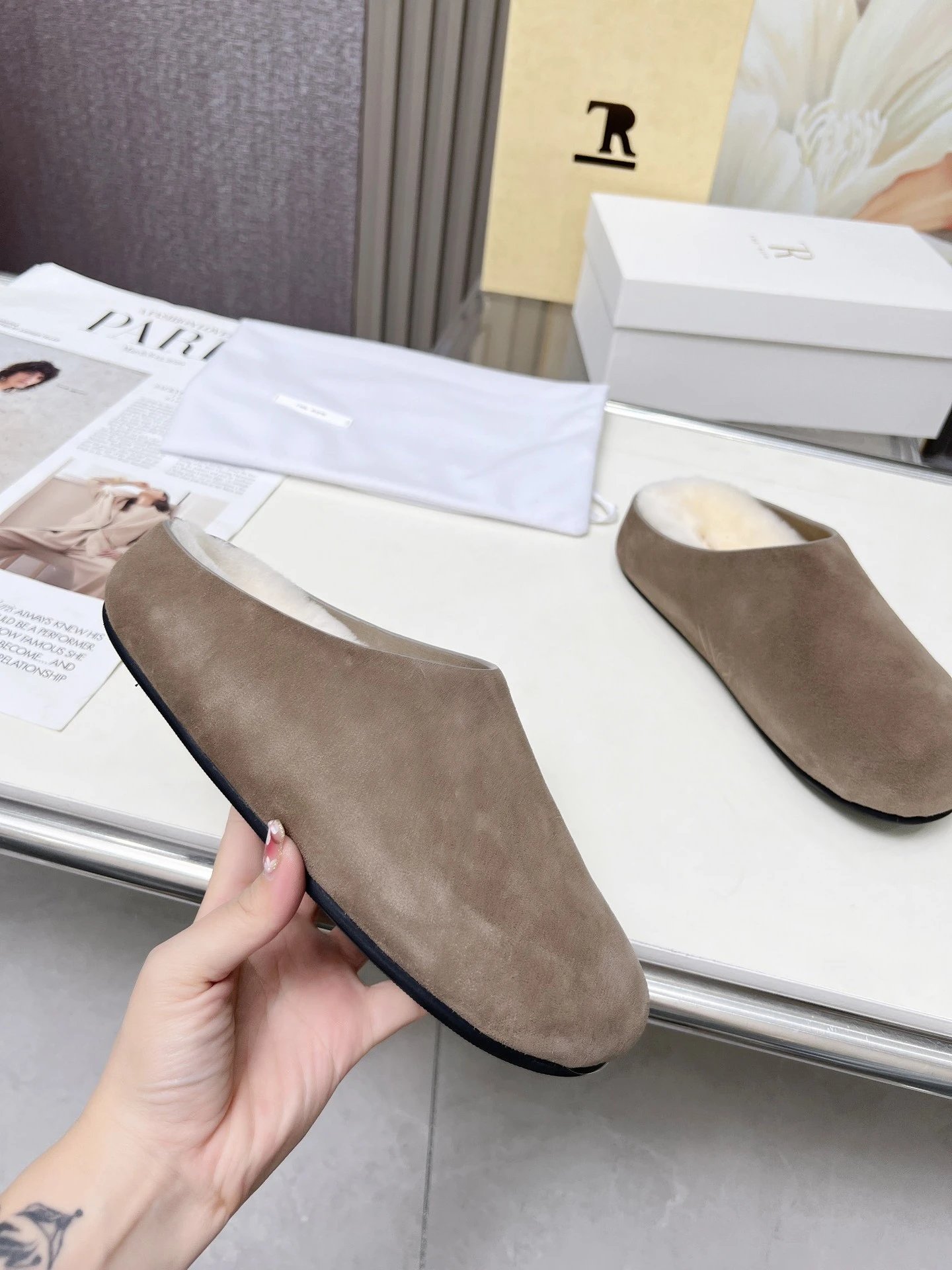 R 1970s Shearling Slippers Beige Slippers - 8