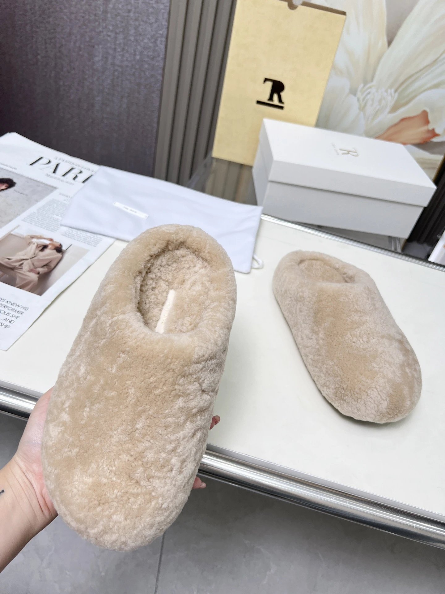 R 1970s Shearling Slippers Beige Slippers - 26