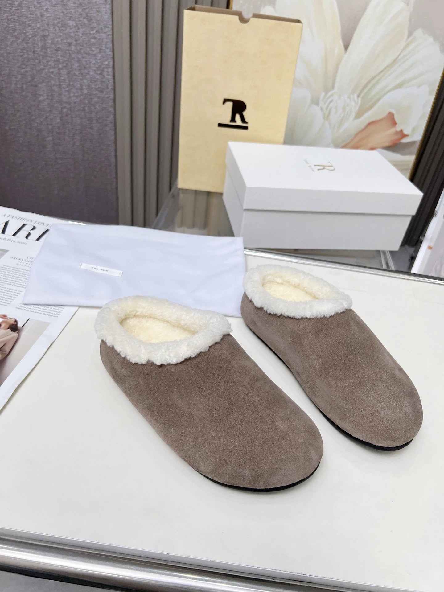 R 1970s Shearling Slippers Beige Slippers - 46