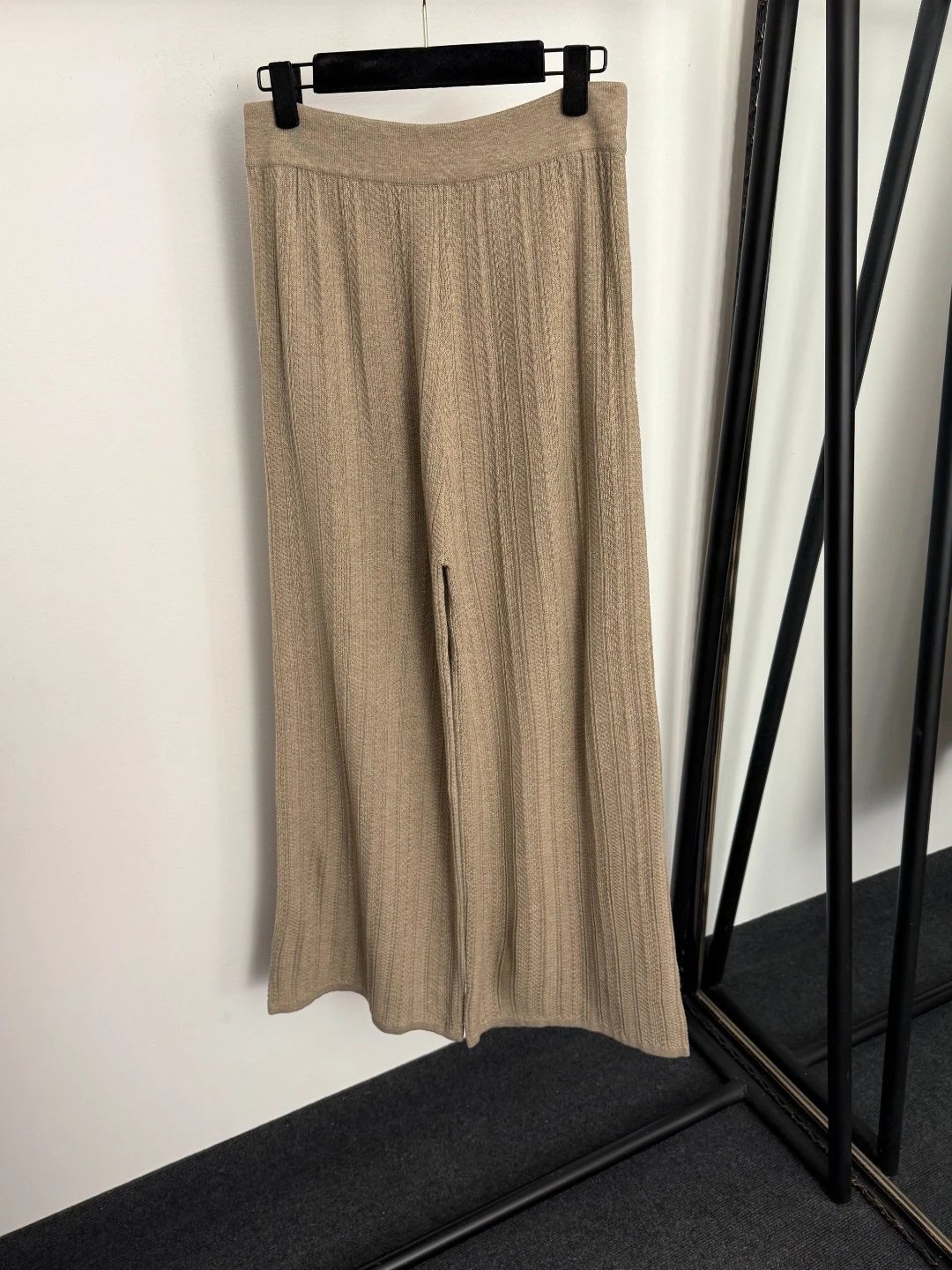 Design Knit Patterned Top and Ribbed Wide-Leg Pants Set in Brown - 11