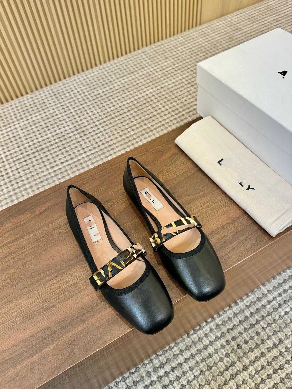 Valentino Garavani Rockstud Flat White Leather Mary Jane Shoes - 7