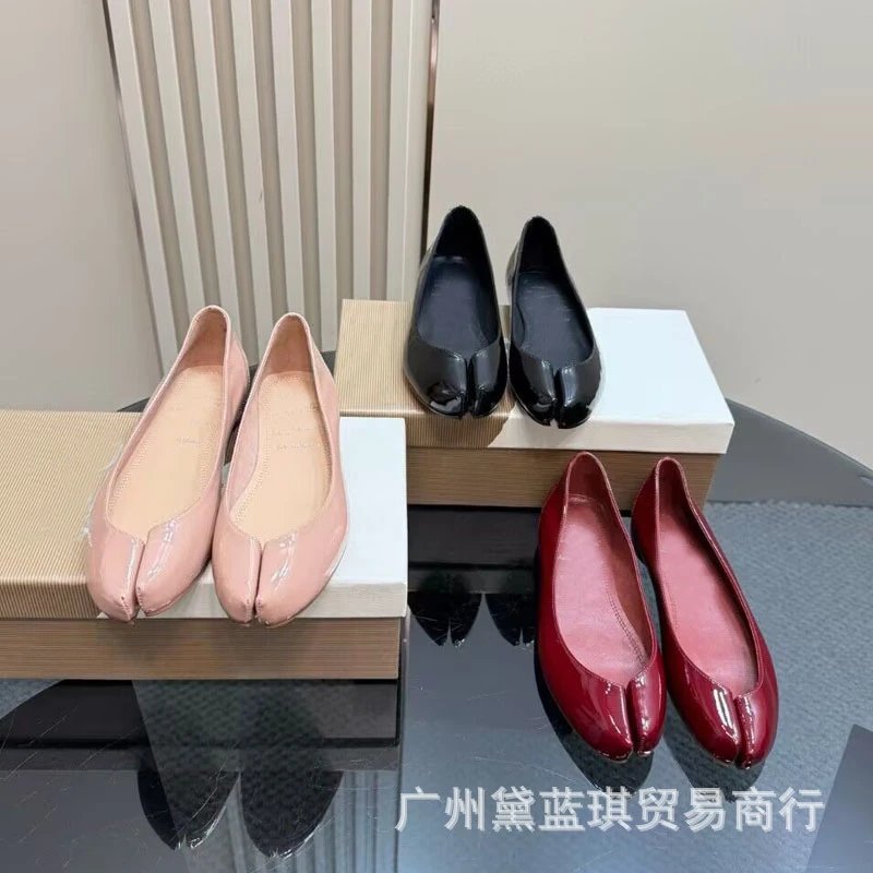 Maison Margiela Tabi Patent Leather Burgundy Flat Shoes - 2