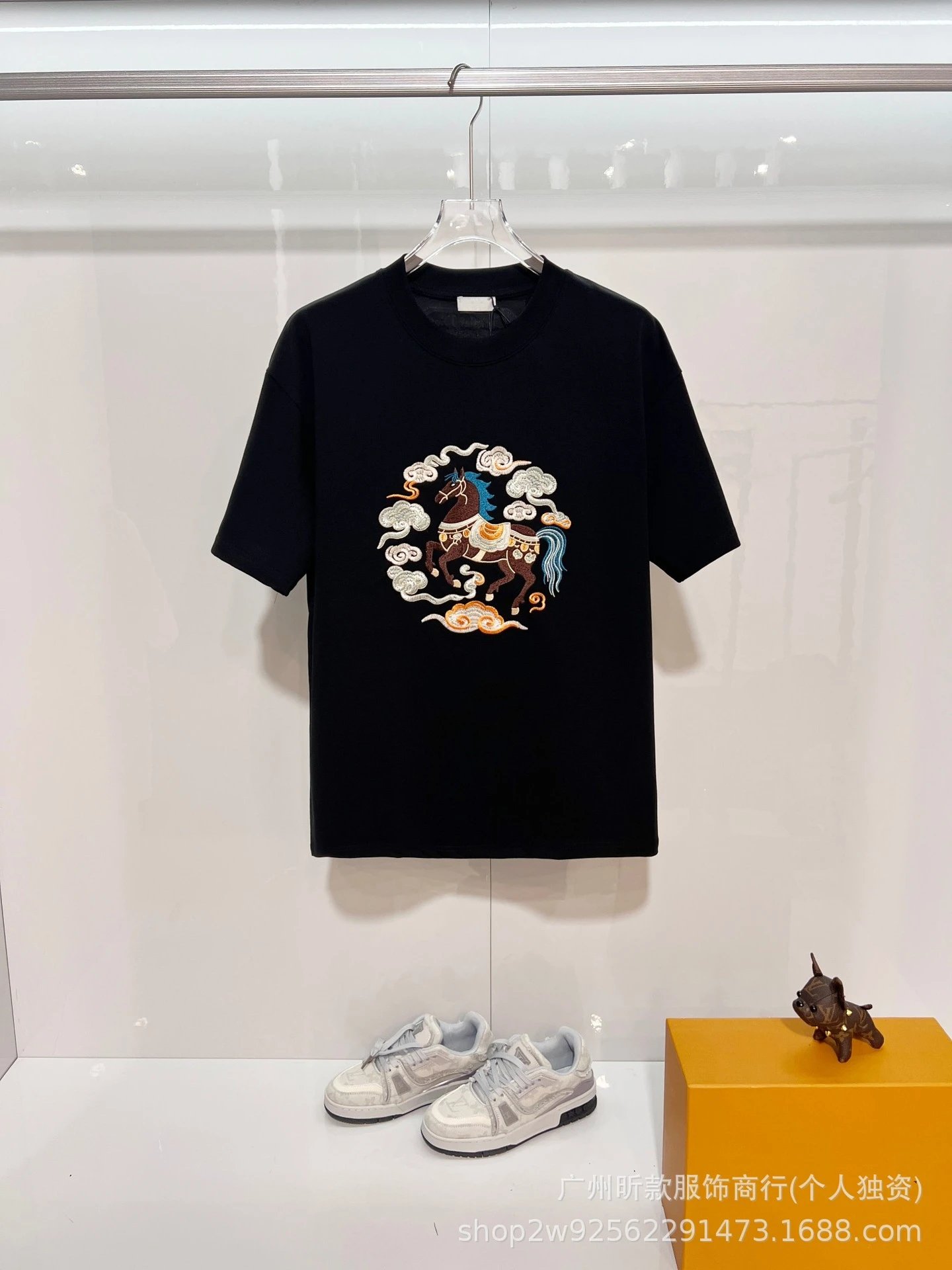 Design Embroidered Cloud Horse Motif Black T-Shirt - 6