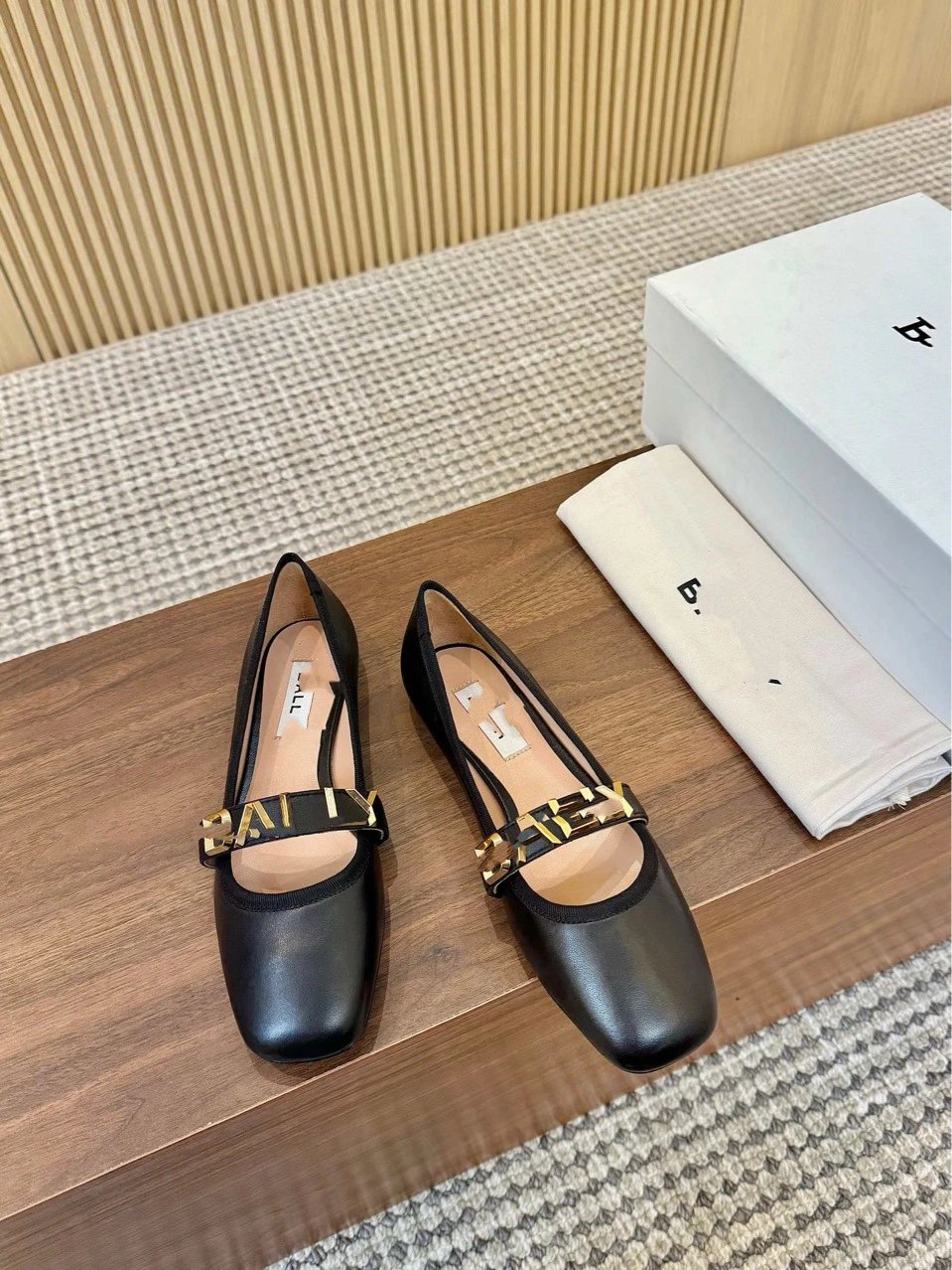 Valentino Garavani Rockstud Flat White Leather Mary Jane Shoes - 8