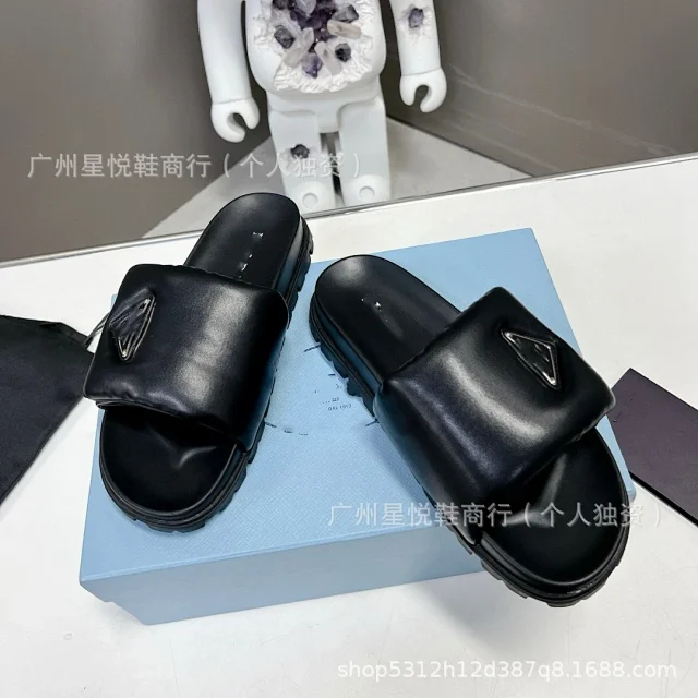 Unbranded Slippers Padded Slide with Triangle Metal Plaque product detail image 2