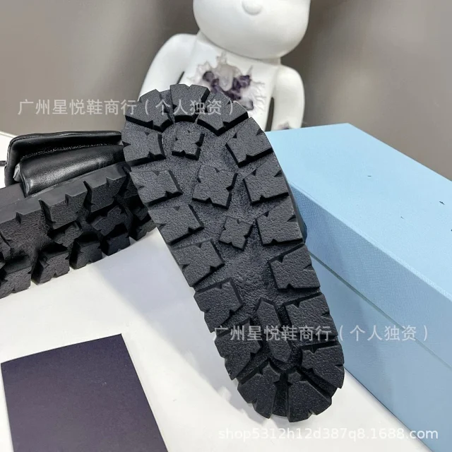 Unbranded Slippers Padded Slide with Triangle Metal Plaque product detail image 9