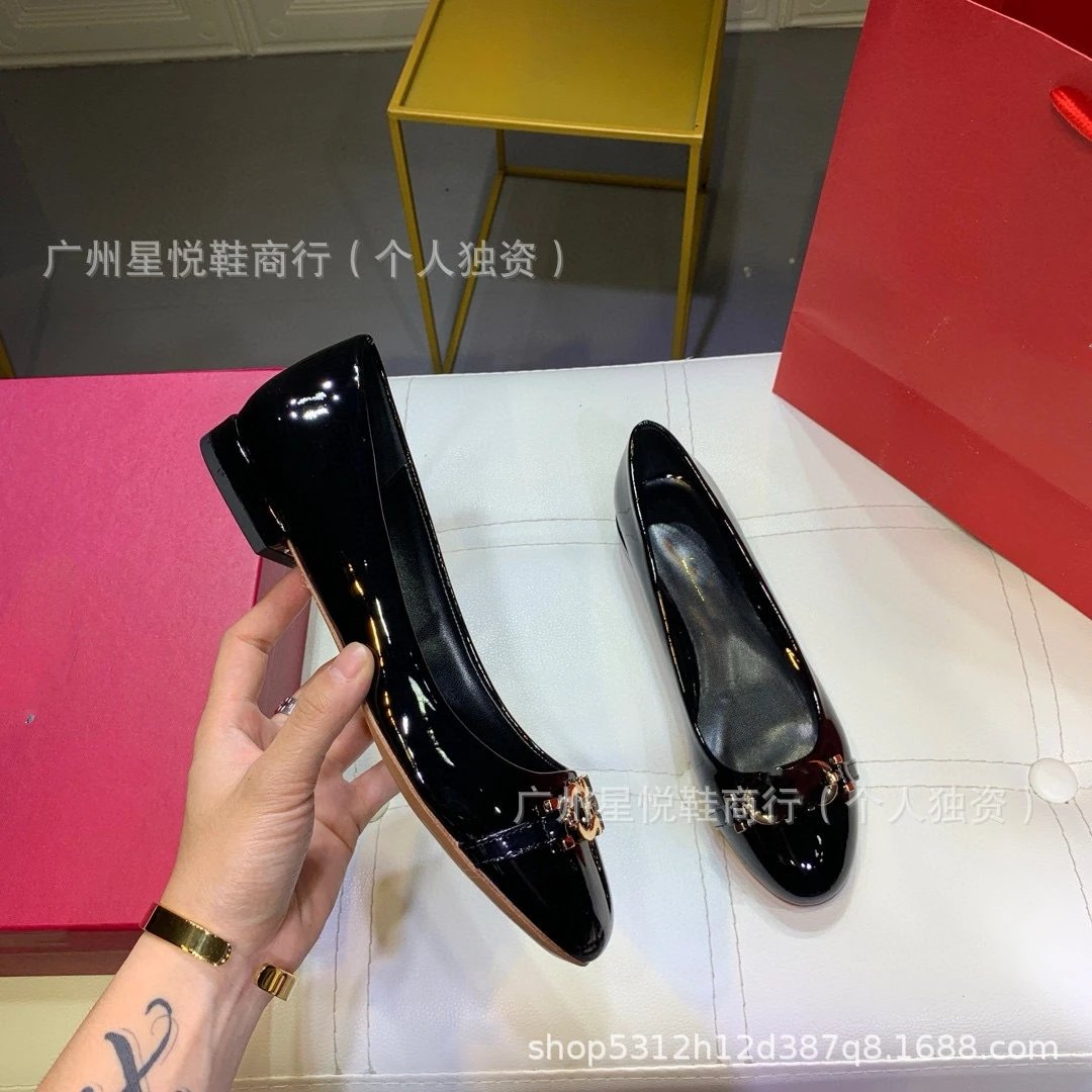 Design Patent Leather Bow Detail Pump in Beige 7.5cm Heel - 6