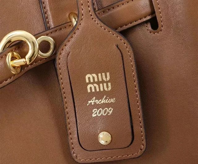 Miu Handbags Buckle-Detail Tote Bag product detail image 13