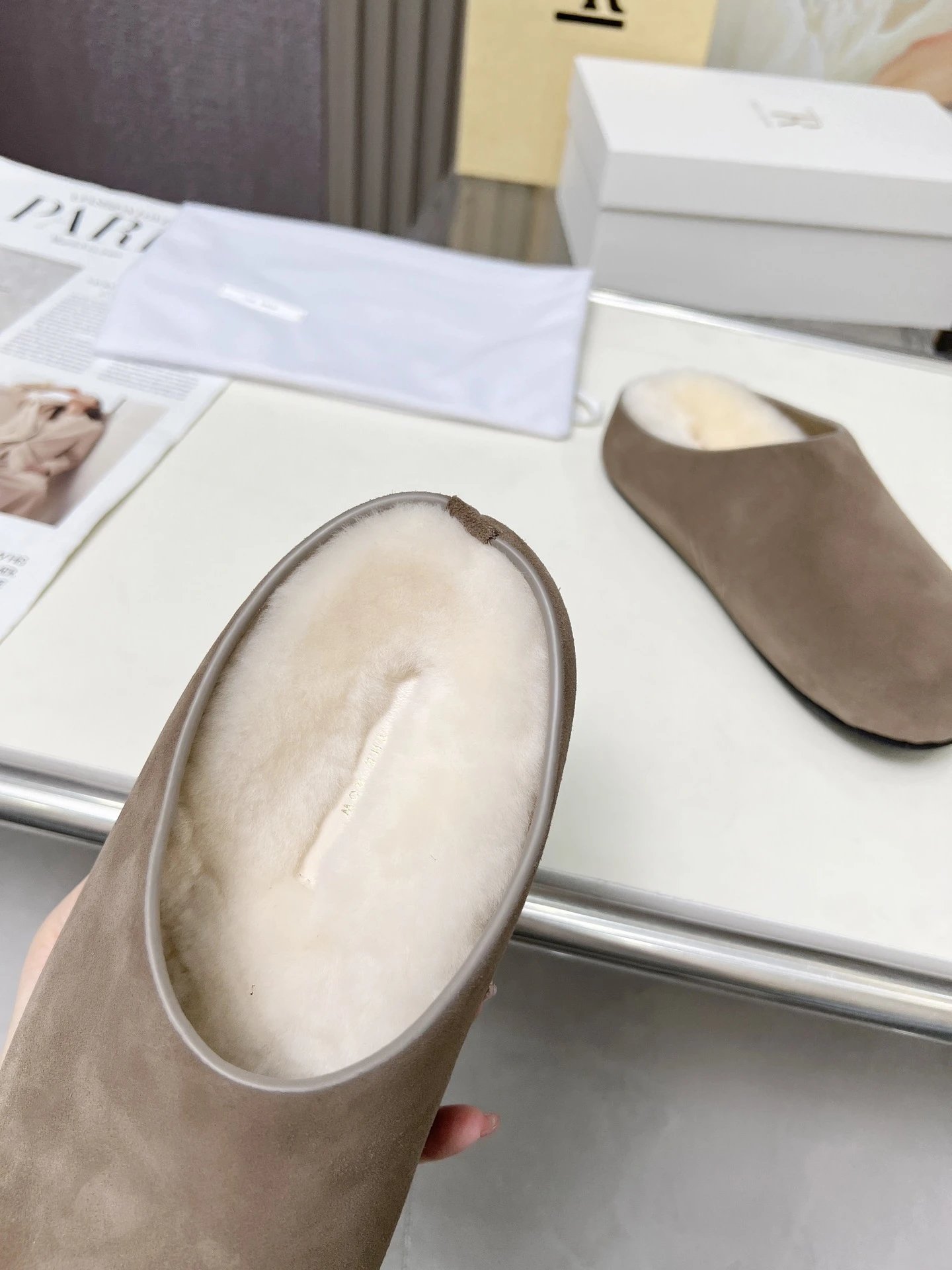 R 1970s Shearling Slippers Beige Slippers - 7