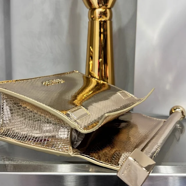 Jacquemus Crossbody Bags Roll-top flap bag with ball-end hardware product detail image 9