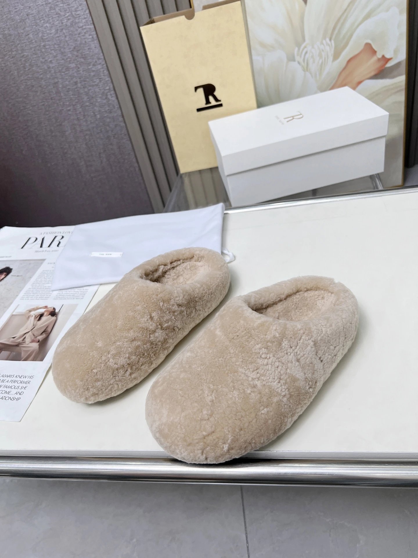 R 1970s Shearling Slippers Beige Slippers - 27