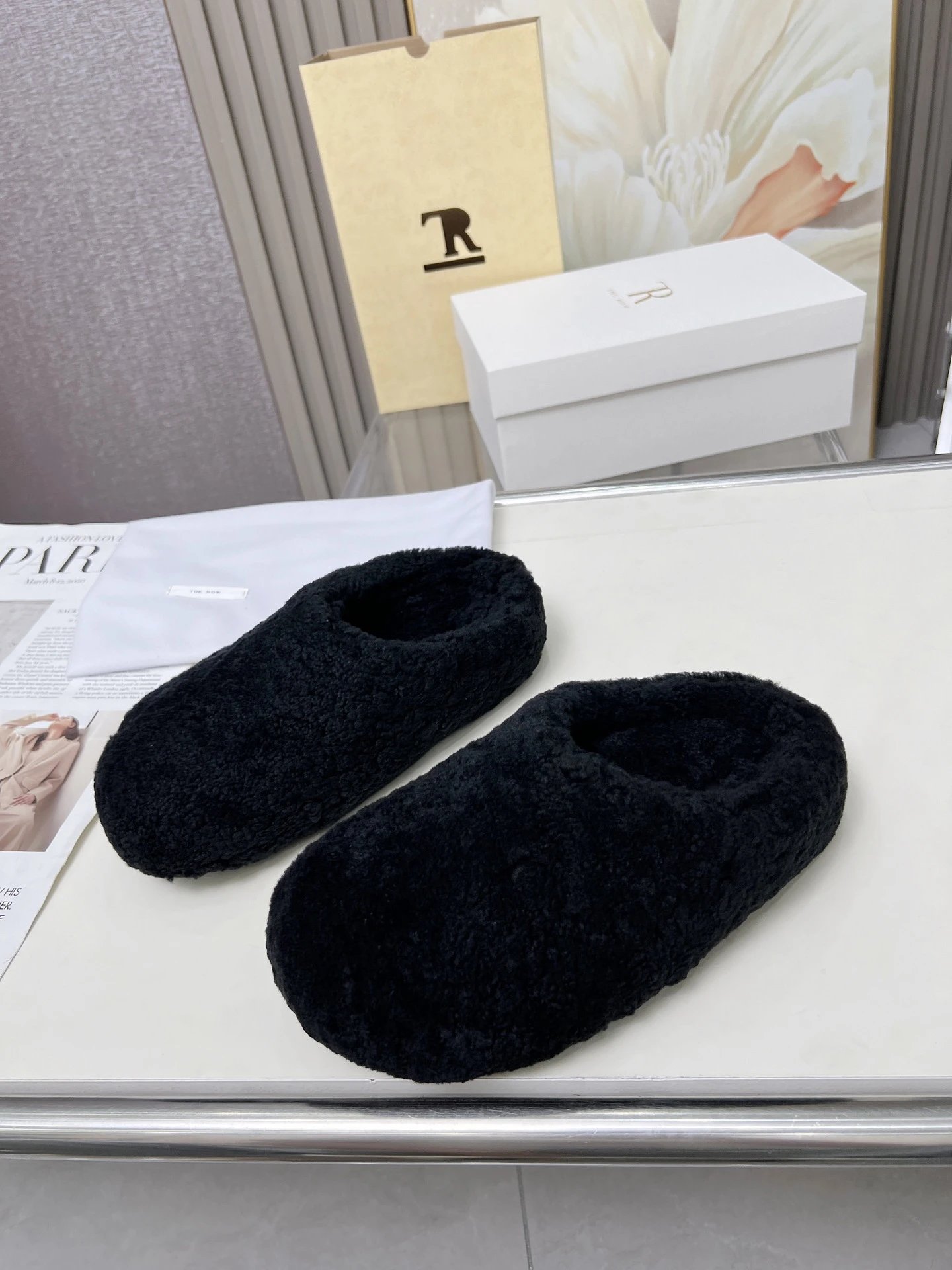 R 1970s Shearling Slippers Beige Slippers - 32