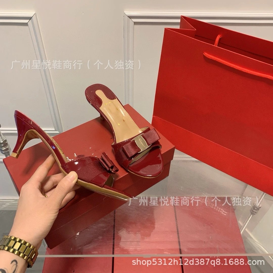 Design Patent Leather Bow Detail Pump in Beige 7.5cm Heel - 18