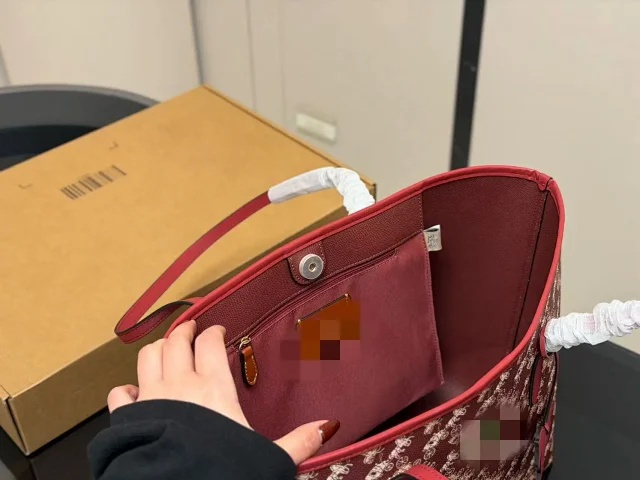 COACH Handbags City Tote 33 Horse and Carriage Print product detail image 3