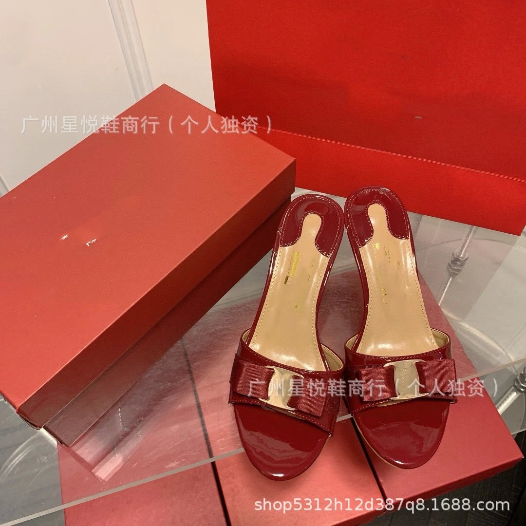 Design Patent Leather Bow Detail Pump in Beige 7.5cm Heel - 20