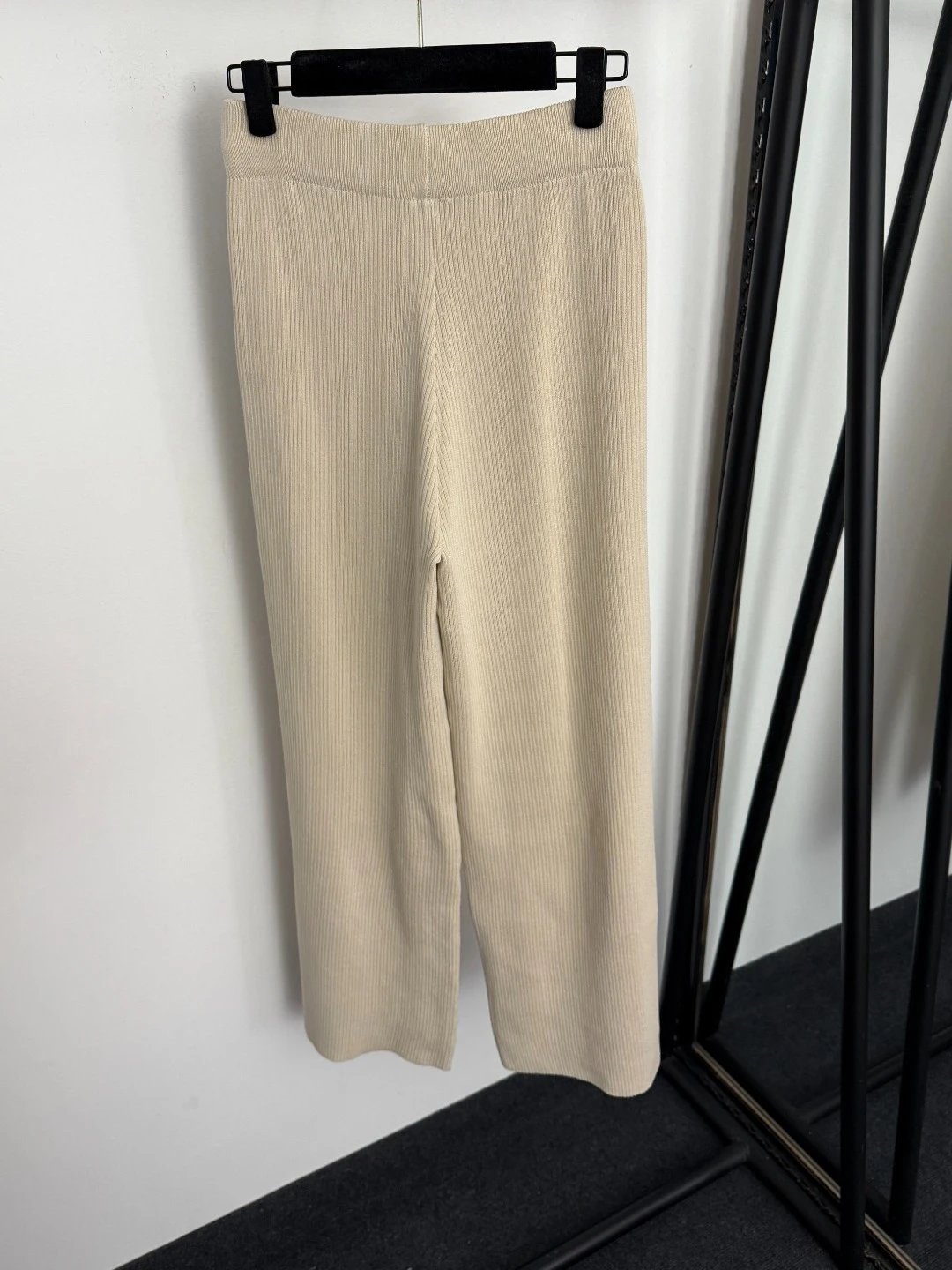 Design Ribbed Knit Two-Piece Set Beige Vest Top and Wide-Leg Pants - 11