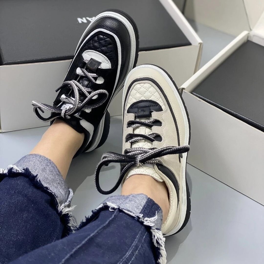 Off-White Diagonal Stripe Low Top Black and White Sneakers - 4