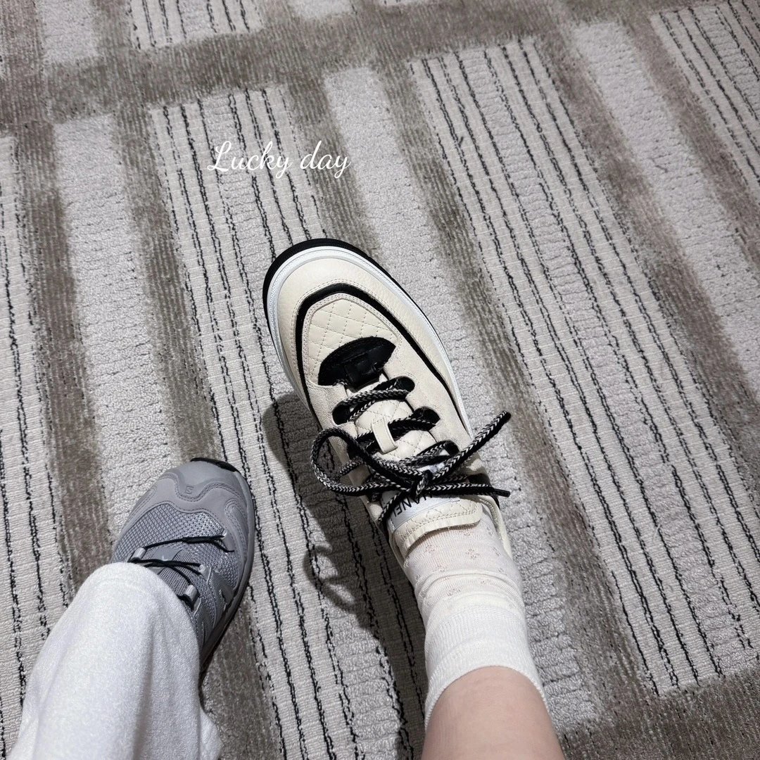 Off-White Diagonal Stripe Low Top Black and White Sneakers - 10
