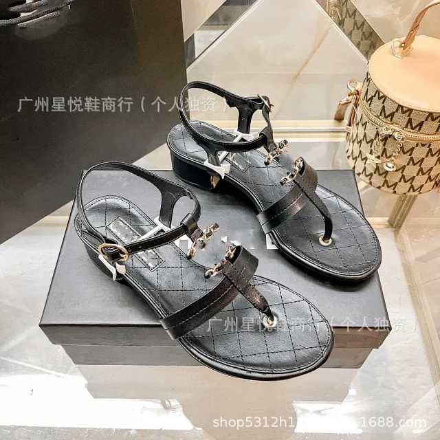 Unbranded Sandals Ankle-Strap Thong with Quilted Footbed and Metal Ornament product detail image 3