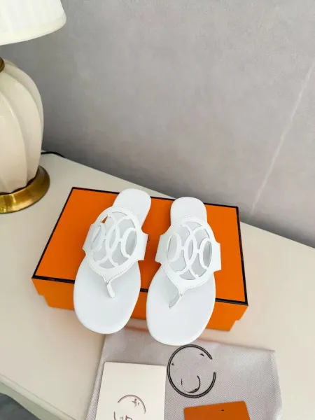 Hermès Oran Sandals White Leather Thong Sandals - 1