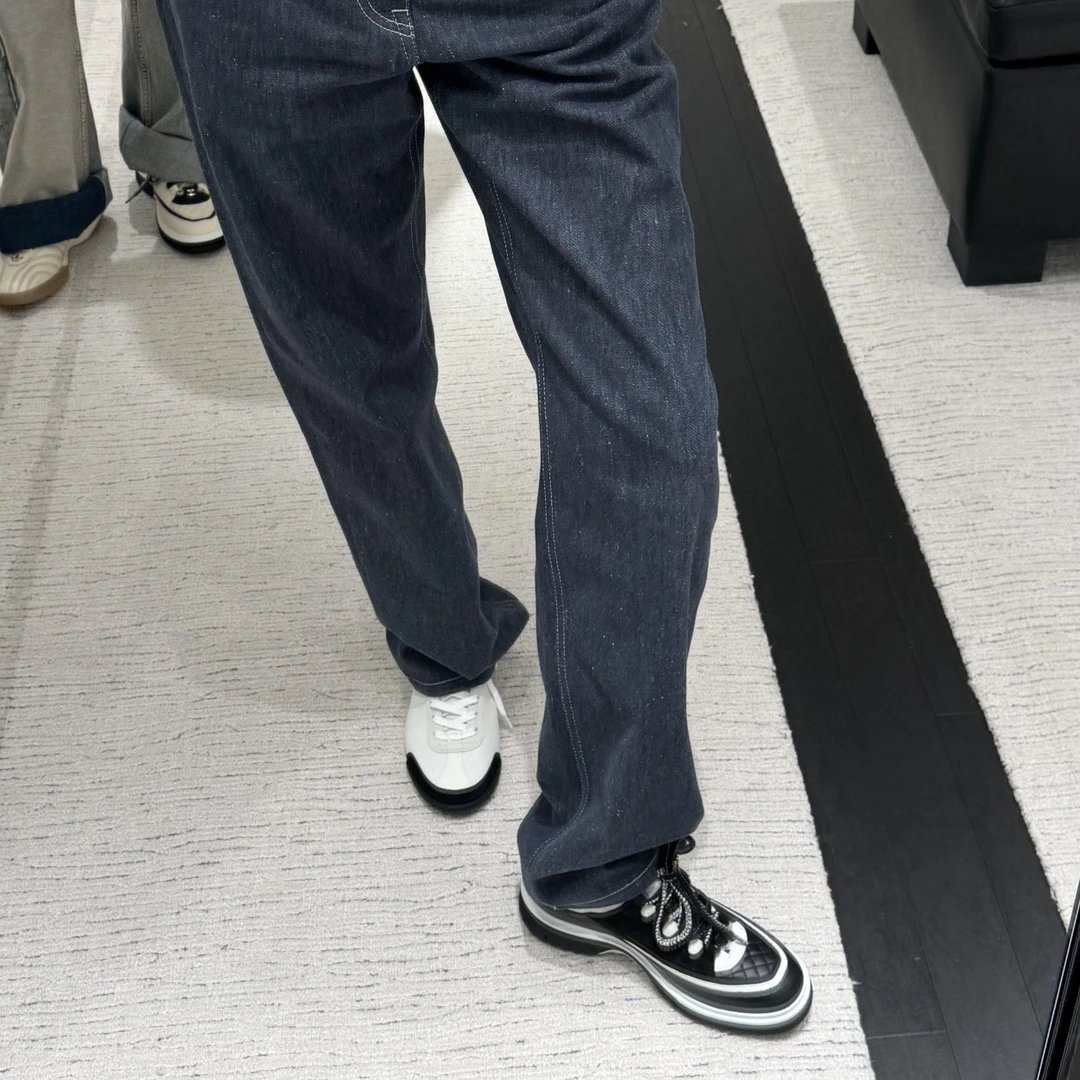 Off-White Diagonal Stripe Low Top Black and White Sneakers - 6