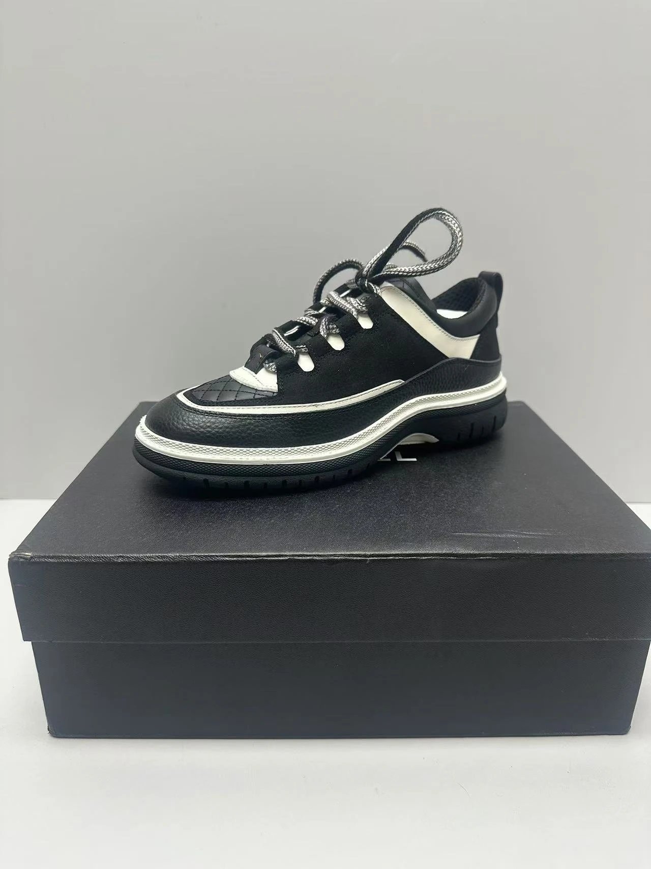 Off-White Diagonal Stripe Low Top Black and White Sneakers - 15
