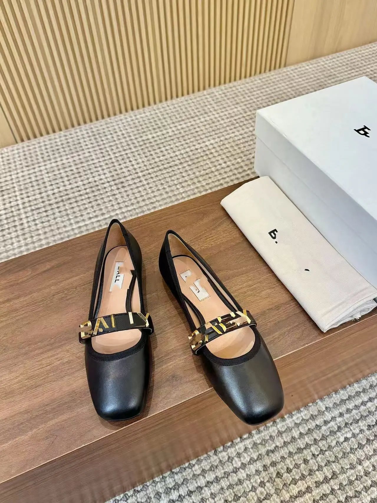 Valentino Garavani Rockstud Flat White Leather Mary Jane Shoes - 2