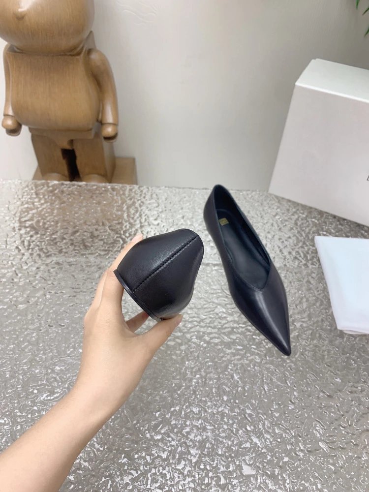 Saint Tears Pointed-Toe Flat Black Leather Shoes - 5