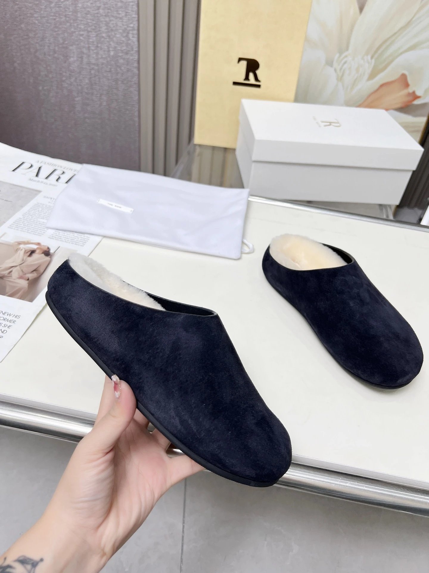 R 1970s Shearling Slippers Beige Slippers - 11