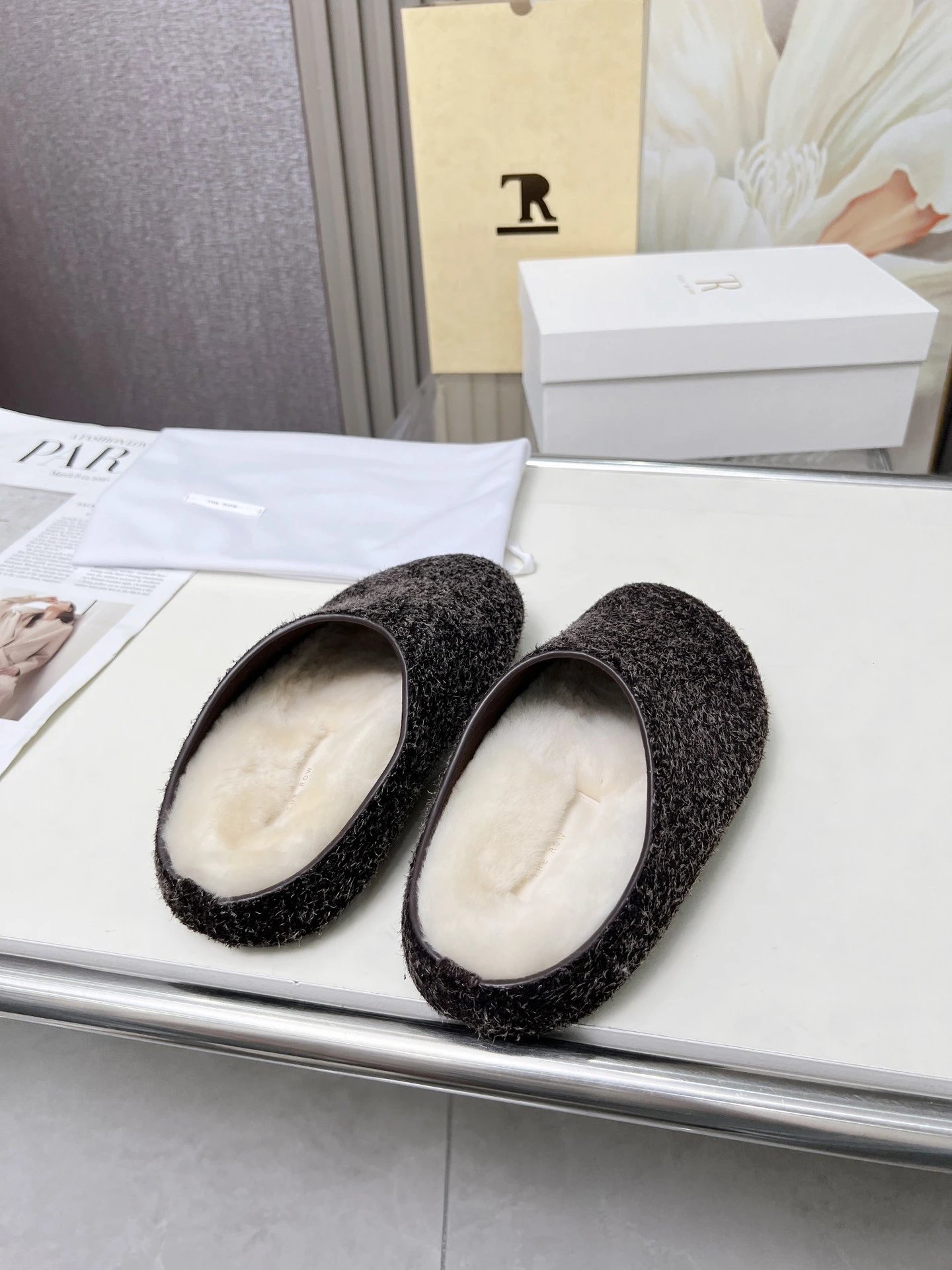 R 1970s Shearling Slippers Beige Slippers - 17
