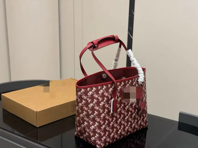 COACH Handbags City Tote 33 Horse and Carriage Print product detail image 5