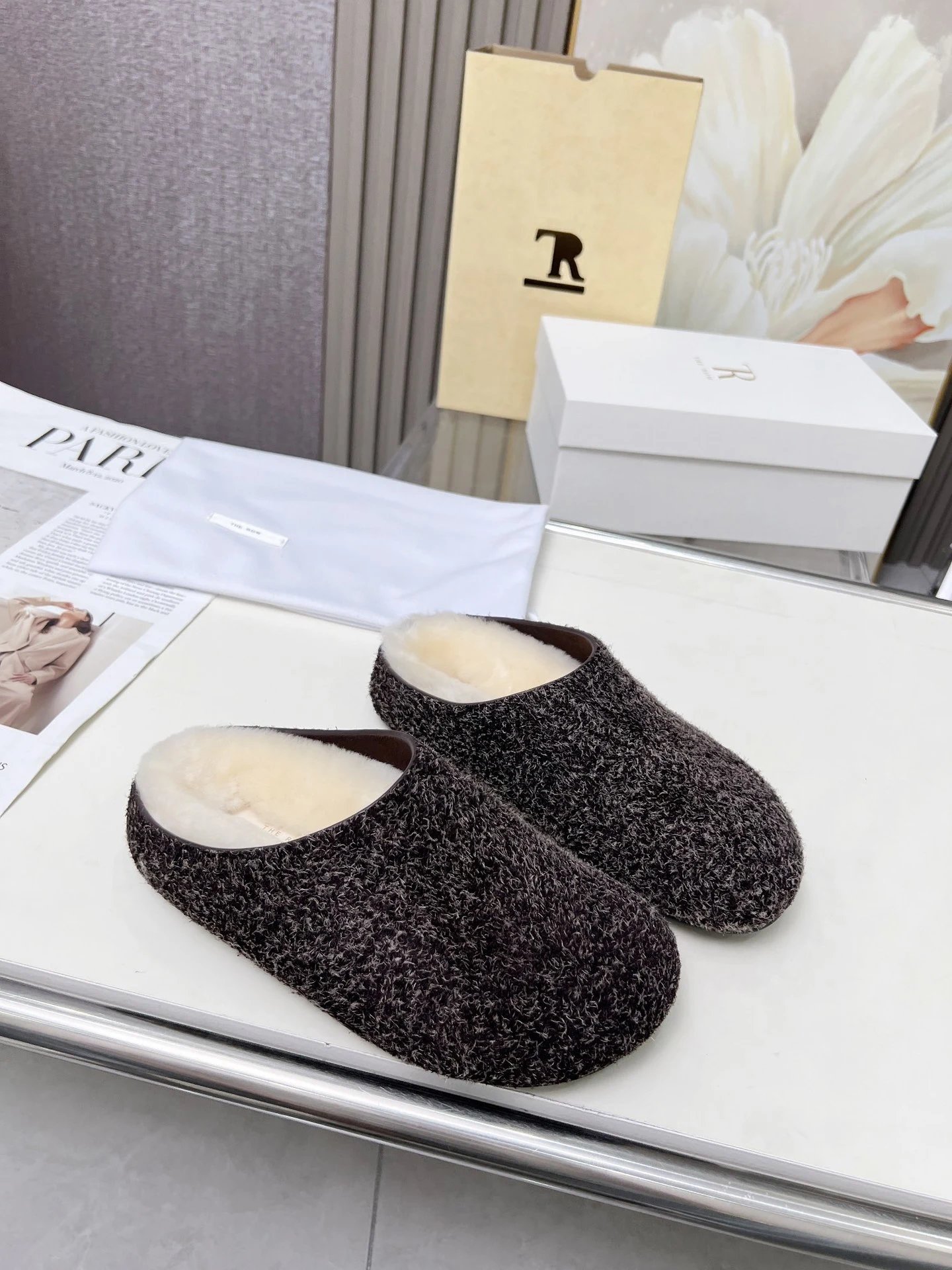 R 1970s Shearling Slippers Beige Slippers - 21