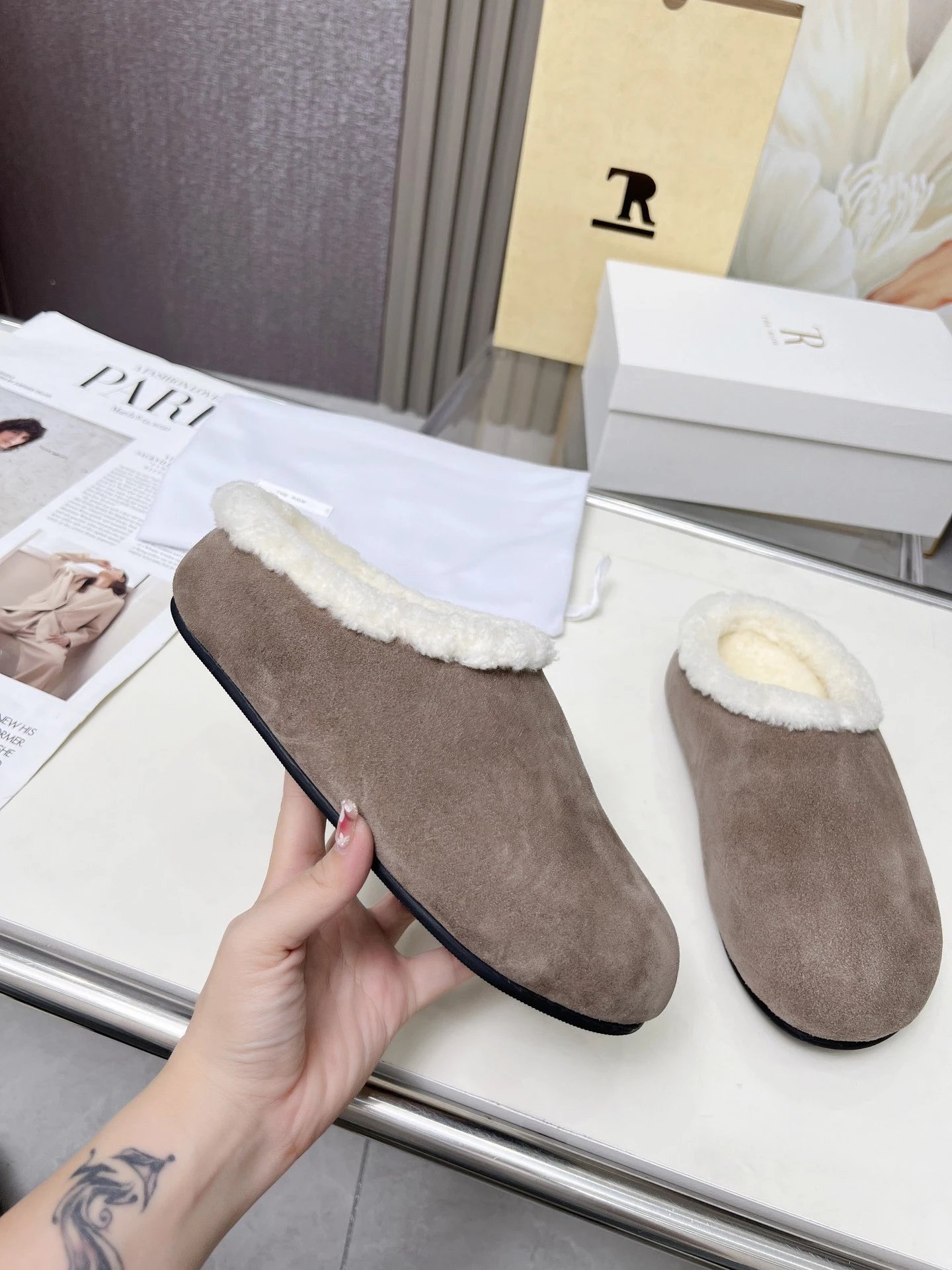 R 1970s Shearling Slippers Beige Slippers - 44