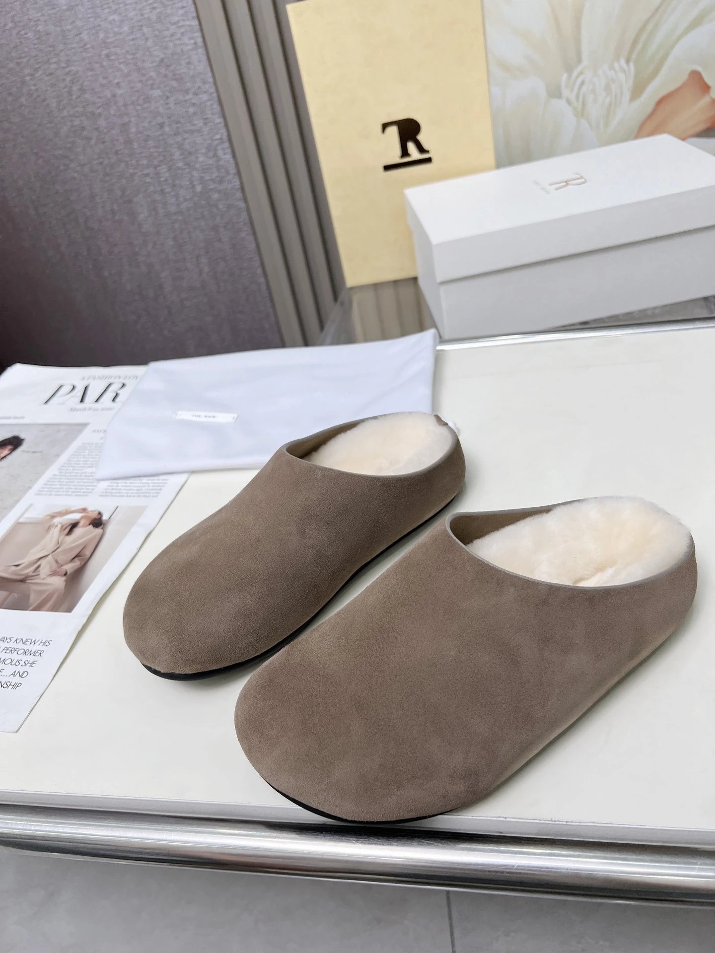 R 1970s Shearling Slippers Beige Slippers - 6