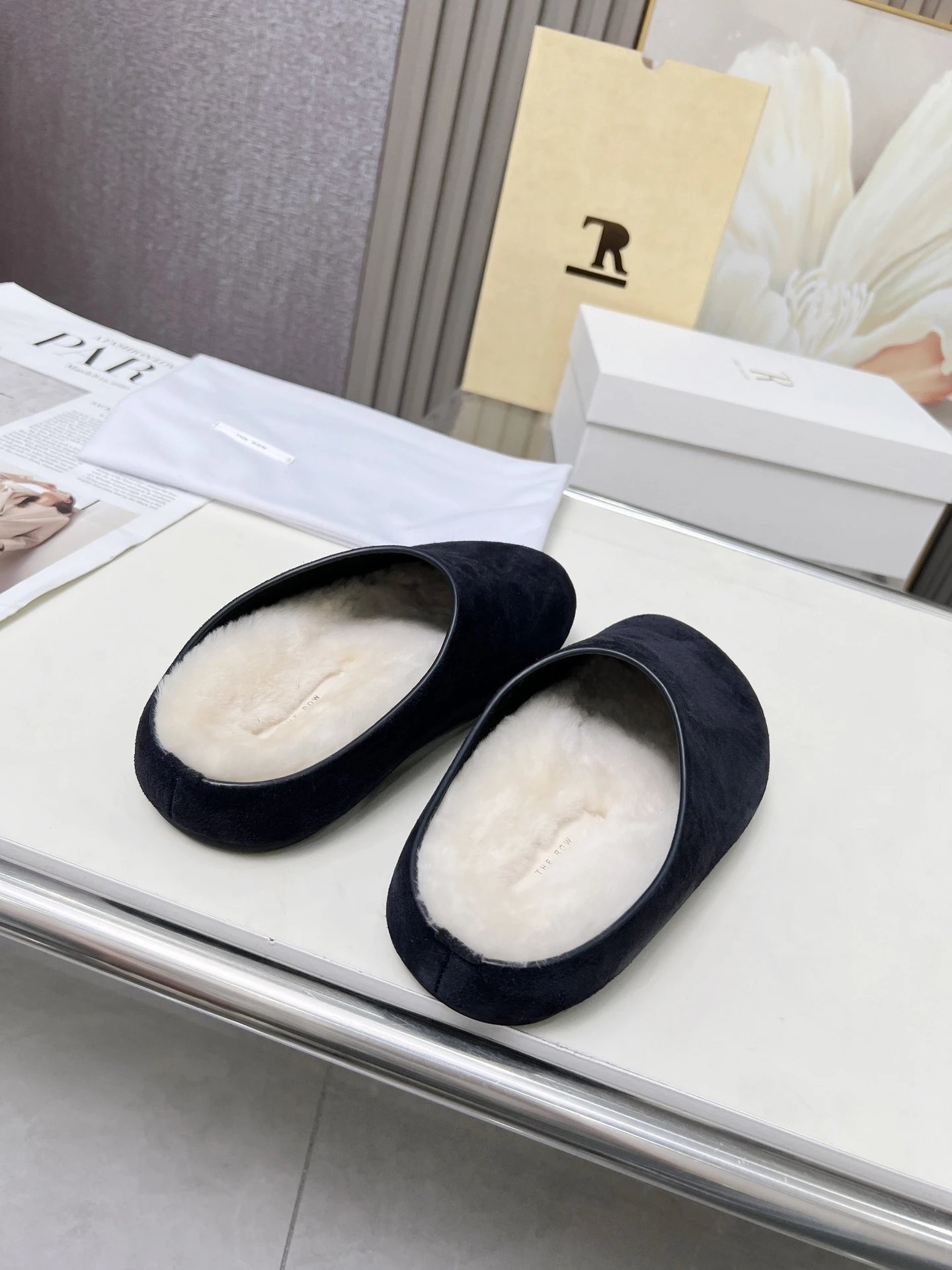R 1970s Shearling Slippers Beige Slippers - 12