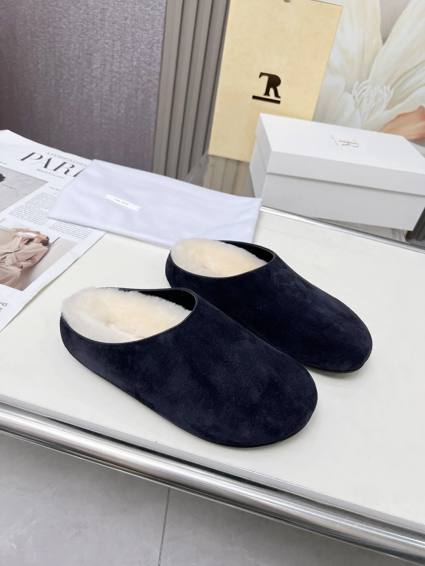 R 1970s Shearling Slippers Beige Slippers - 10